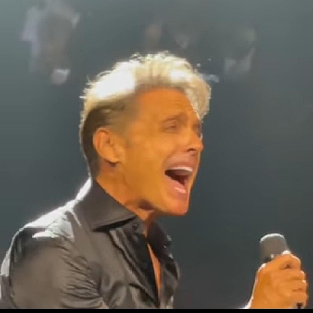 jimenez_fco015's tweet photo. #SeDice #SeComenta #SeRumora que ... @LMXLM no es el mismo, unos dicen que es su doble, otros que es él pero luce muy delgado, otros dicen que algo se hizo en la cara, lo que no es innegable es el éxito que está teniendo con su nuevo gira de conciertos #LuisMiguelTour2023 https://t.co/yLg6WAht9l
