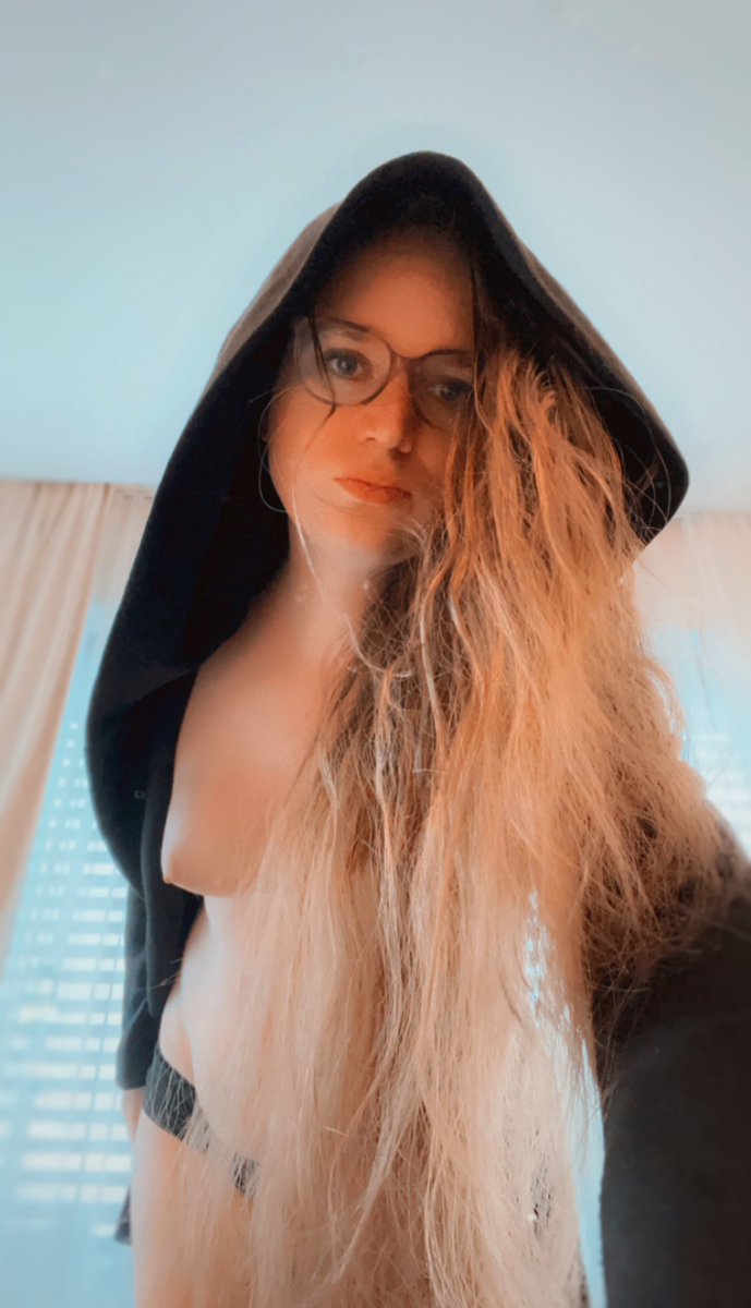 A cape is enough
onlyfans.com/lenialen
#trap #shemale #trans #tgirl