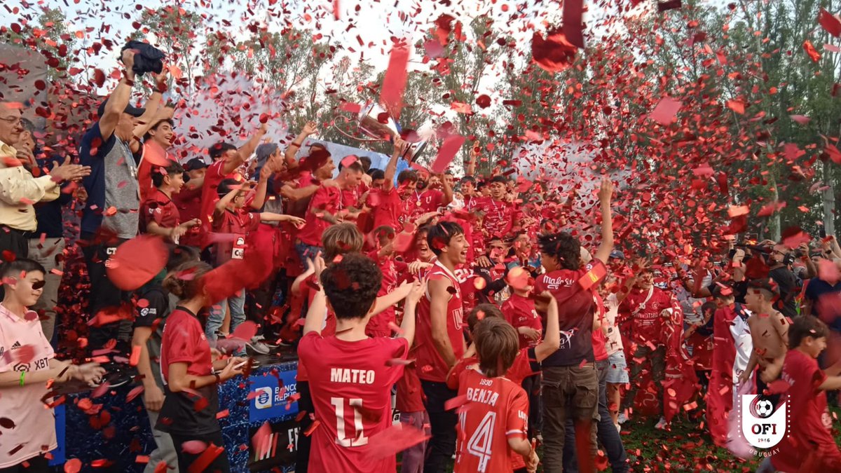 La fiesta en rojo 🔴 y blanco ⚪

<a href="/CAUNIVERSITARI0/">Club Atlético Universitario | Oficial</a> campeón del Interior a nivel de clubes. 

#SomosElInterior
#LaMayorRedDeportivaDelPaís