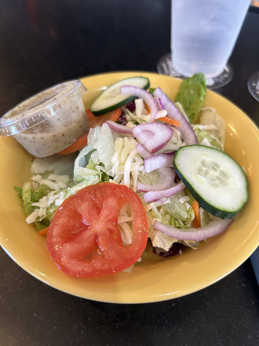 cincygreghoodin's tweet photo. Getting my #GodFather #sundayslice on @CliftonMios with a salad for balance and I’m pretty darn happy about it . They made me a pizza I couldn’t refuse . THAT’S #whatsfordinner @CincyReigns @CincyLight @GoBEARCATS @GoBearcatsFB @uofcincy #BearcatFamily #BearcatsUnited #BearcatForLife #sundayincincy #sundayvibes #dinelocal #eatcincy #cincyeats