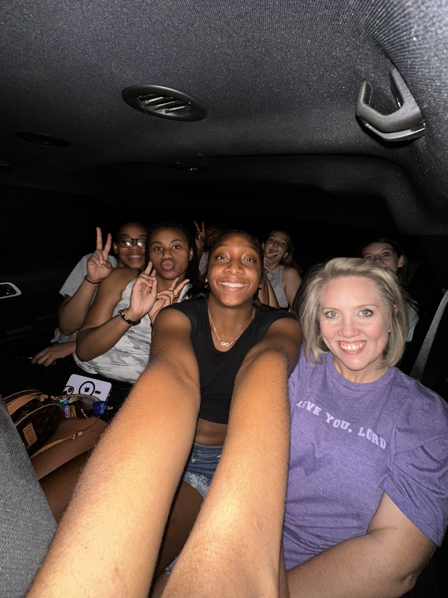 BEEliteWBB's tweet image. This team, these girls, and these people have became one huge family this travel season. We have experienced every emotion you can imagine, but none more than the joy of being together. Best of luck to all our girls this coming basketball season. Until next season…#THUGGIN