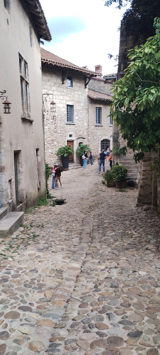 jerome_courmont's tweet image. Grosse déception avec ce passage #perouges en saison. Tout ferme à 19h, des maisons abandonnées, des ateliers vides, des herbes folles et des jardins  dignes de ceux de la maternelle A. Crozat de la Courneuve. Le tourisme et l'argent auront eu raison decelieu qui m'avait plu 1976