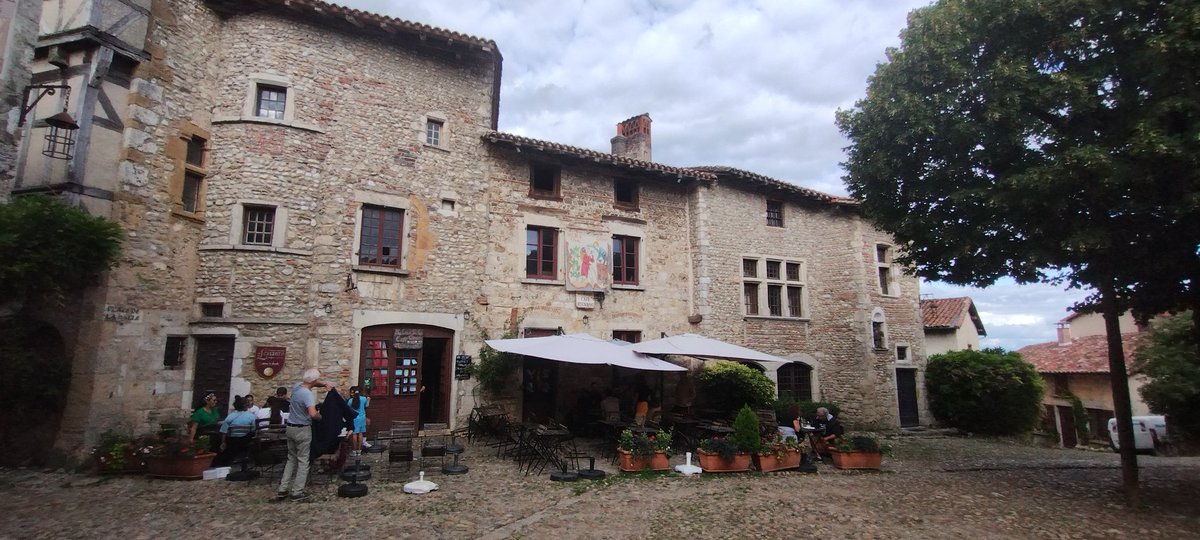 jerome_courmont's tweet image. Grosse déception avec ce passage #perouges en saison. Tout ferme à 19h, des maisons abandonnées, des ateliers vides, des herbes folles et des jardins  dignes de ceux de la maternelle A. Crozat de la Courneuve. Le tourisme et l'argent auront eu raison decelieu qui m'avait plu 1976