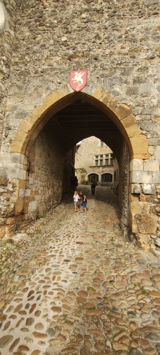 jerome_courmont's tweet image. Grosse déception avec ce passage #perouges en saison. Tout ferme à 19h, des maisons abandonnées, des ateliers vides, des herbes folles et des jardins  dignes de ceux de la maternelle A. Crozat de la Courneuve. Le tourisme et l'argent auront eu raison decelieu qui m'avait plu 1976