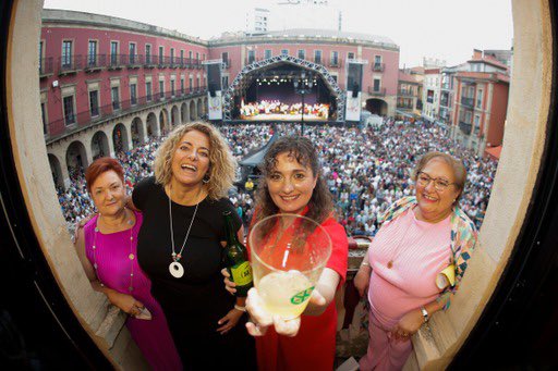 PomaresLos's tweet photo. 📯Orgullosos de Pili, nuestra cocinera y pregonera de la Semana Grande de @gijon, junto a sus compañeras del @clubguisanderas 

❤️¡Un día inolvidable para Los Pomares!

🥰Muchísimas gracias a @CarmenMoriyon y toda la corporación municipal

🗣️¡Puxa Xixón!

🕺🏻¡Que el ritmo no pare! https://t.co/x2jXmk1n7T
