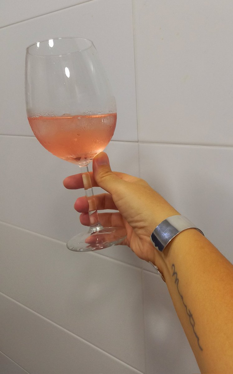 He afegit gel al vi rosat.
M'encanta gaudir-lo juntament amb bona lectura a la fresca, soleta, relaxada, plena, feliç alguns moments, plena de melanconia la resta del temps...