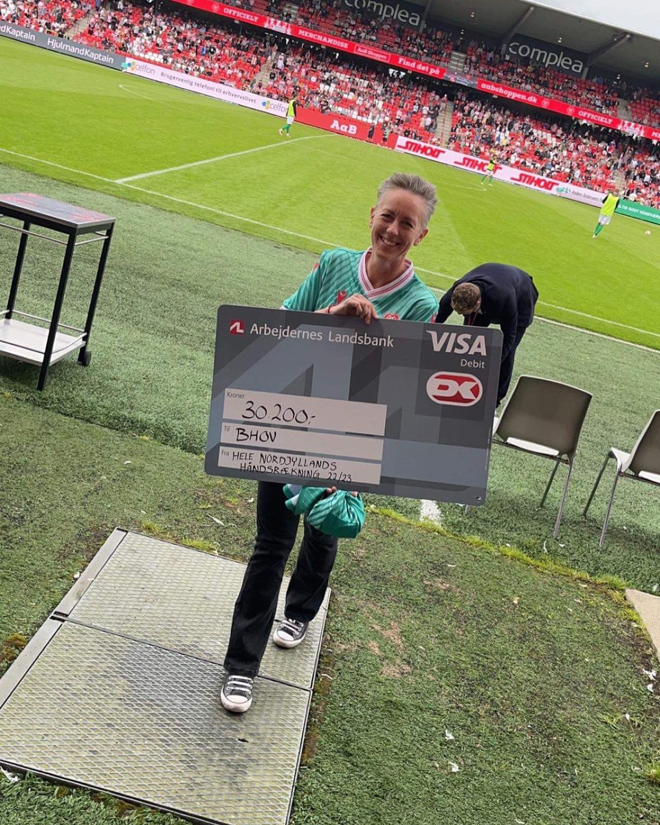 I dag har vi fra BHOV været på banen i pausen mellem AaB - Fredericia for at modtage 30.200 kr. fra <a href="/AaB/">Adam Berry</a>, @Arbejdernes Landsbank og <a href="/Macron/">macron</a>’s 
Håndsræknings trøje 🤩
Det var en overvældet og MEGET taknemmelig formand der tog imod den store check og en spillertrøje med autografer