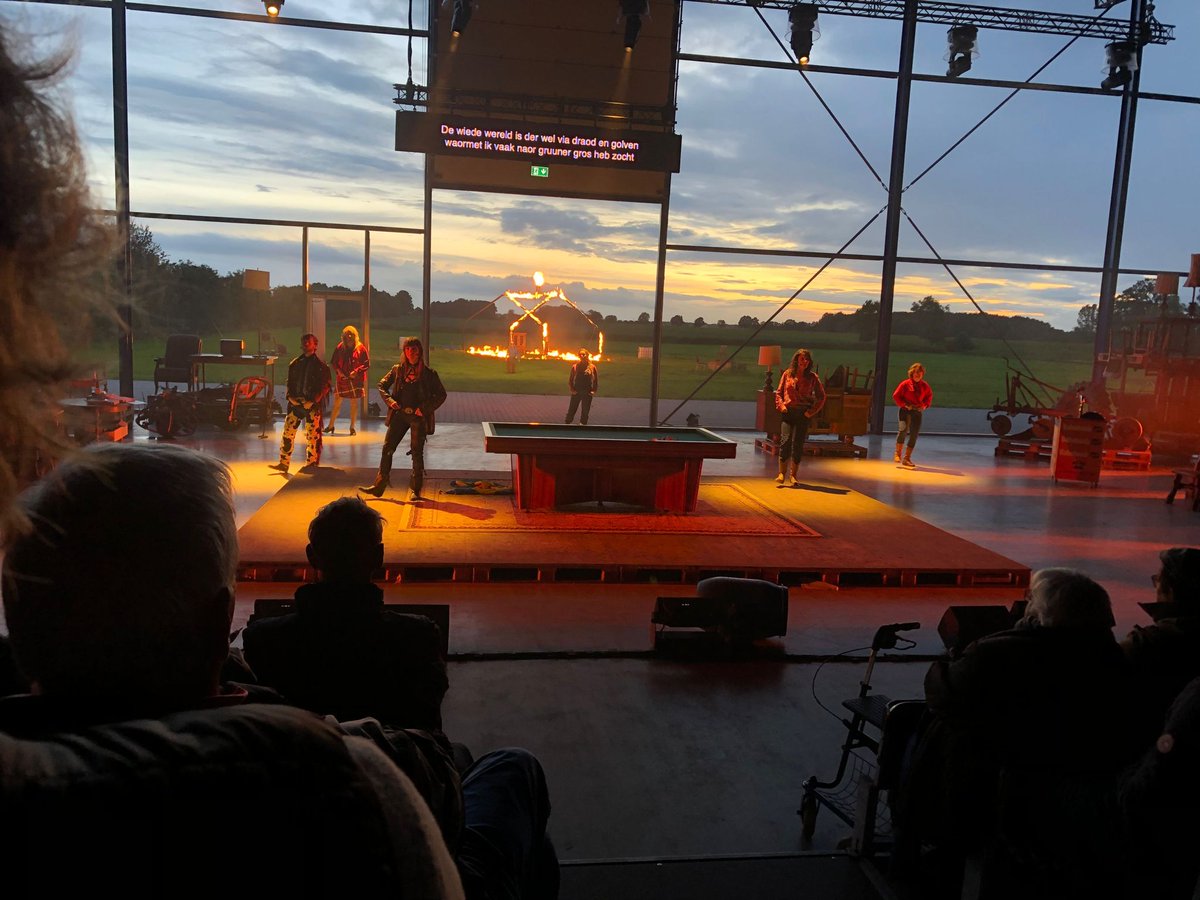 Wat een prachtige voorstelling #boerkoekoek in Hollandscheveld. Knap hoe verleden en actualiteit bij elkaar gebracht zijn en de zon het decor inkleurde.