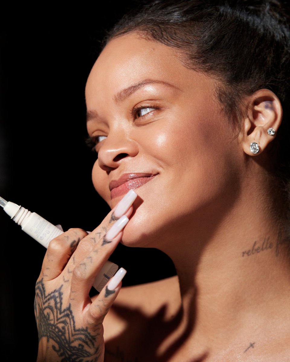 fentyskin's tweet image. BE GONE BLEMISHES! 🗣 Leave that #FentyFace alone 😤, @rihanna is in her moood after securing the NEW undercover #BlemishDefeatr 🎯 

Our new product is ✨invisible✨ on skin + under makeup, helps clear them, calms, soothes, and shields 🛡 

Cop it now: bit.ly/SecureBlemishD…