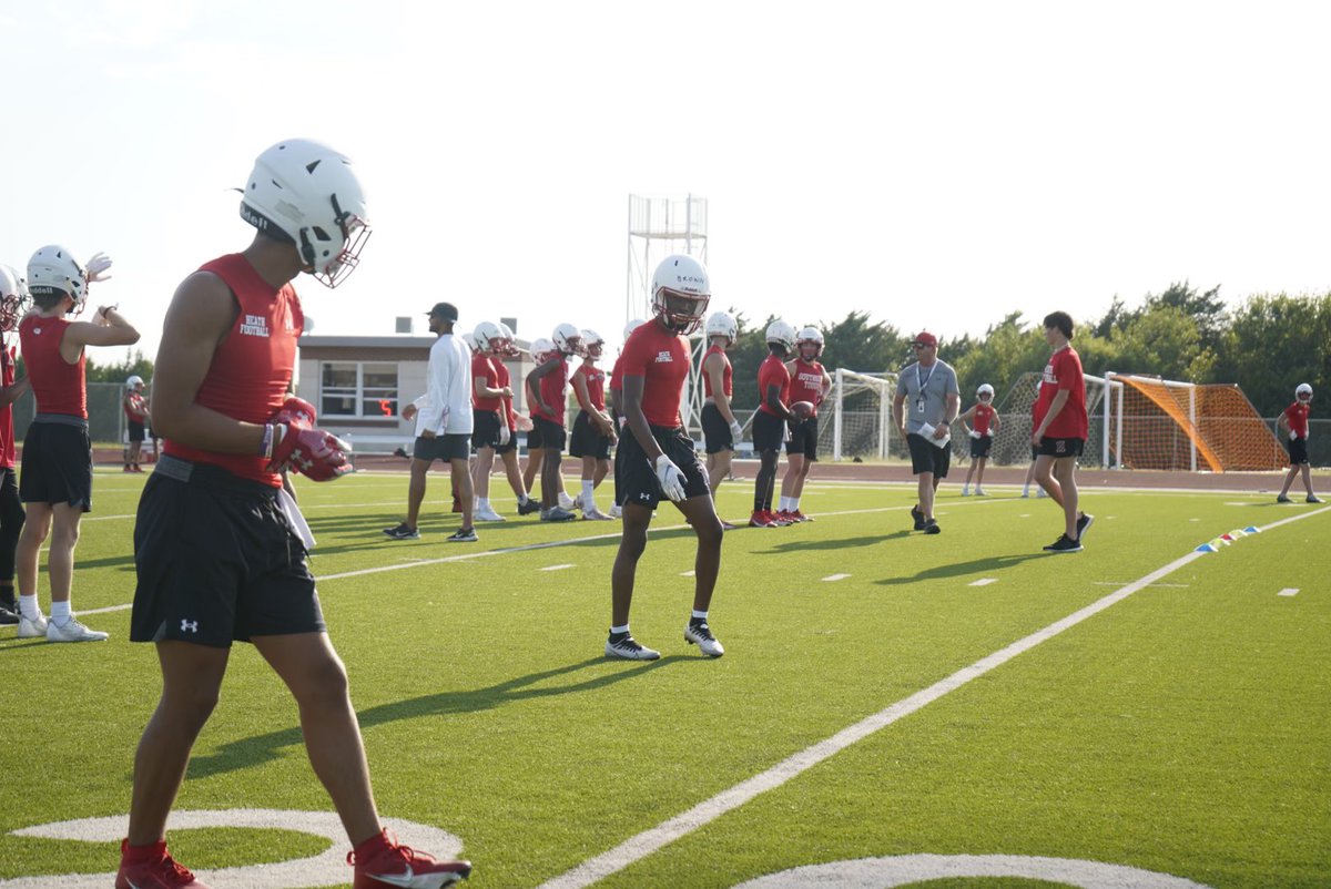 CorniliusBrown1's tweet photo. First week of freshman practice @HeathHawksFb went great. I’m extremely excited for this upcoming season
@Coach_Cmoore @RHHSHawks @CooperCrowell @CooperCrowell https://t.co/NNZauAFe7l