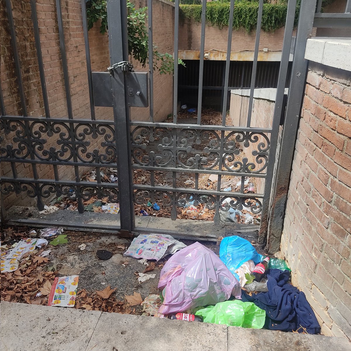 iliadtwit's tweet photo. @gualtierieurope @eugenio_patane @StradeAnas @Roma @matteosalvinimi @ilmessaggeroit speriamo bene, non saprei se 2 nni bastano per mettere fine a tanto degrado. Foto del centro storico di Roma. https://t.co/AbxuEEiMZp