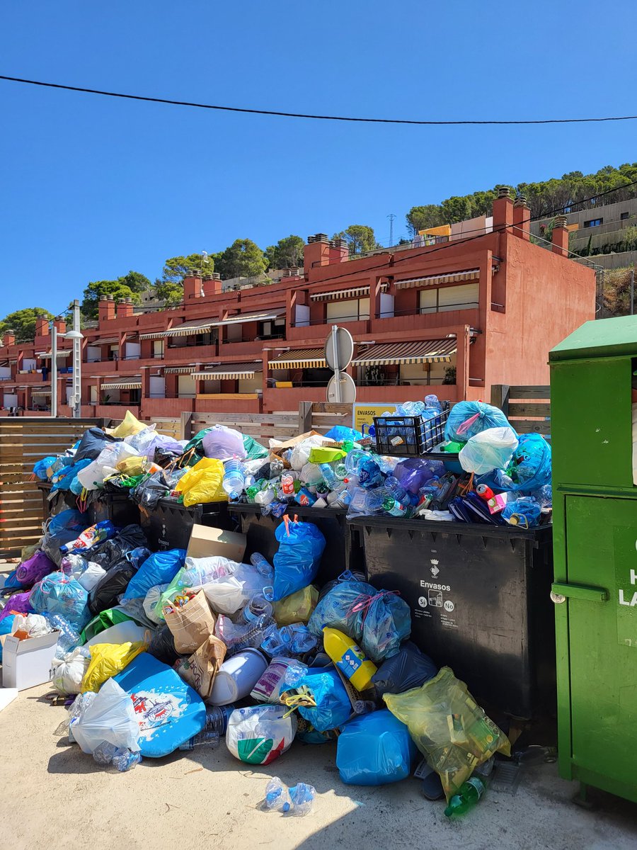 #Sariera #begur @AjBegur un model urbanístic caduc, insostenible... Tenim el què ens mereixem... un munt de merda que ens costa gestionar.