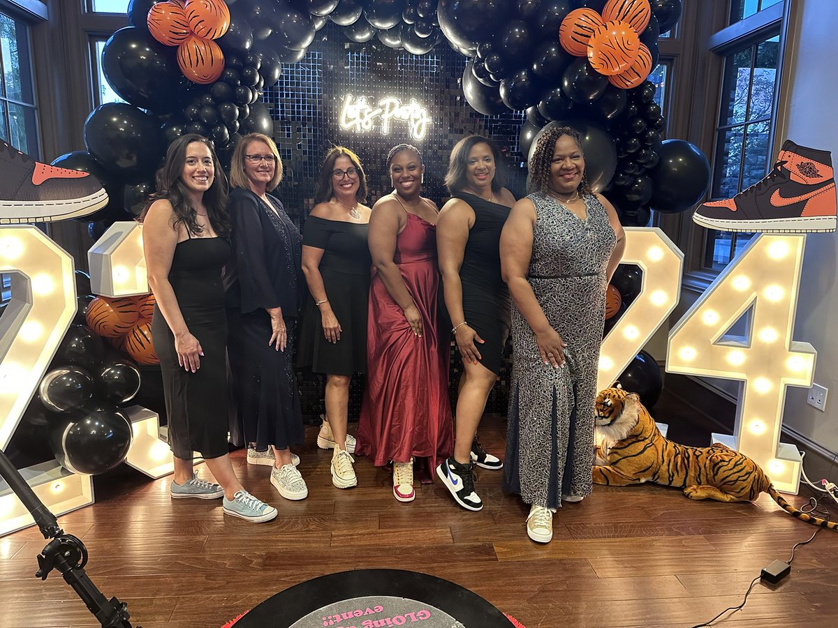 tiffteachrealty's tweet photo. Had a grand time for @SBE_Bengals debut, Sneaker Ball style! #creatingtraditions #EPICexperiences #trailblazers https://t.co/ITdQWk0QE8
