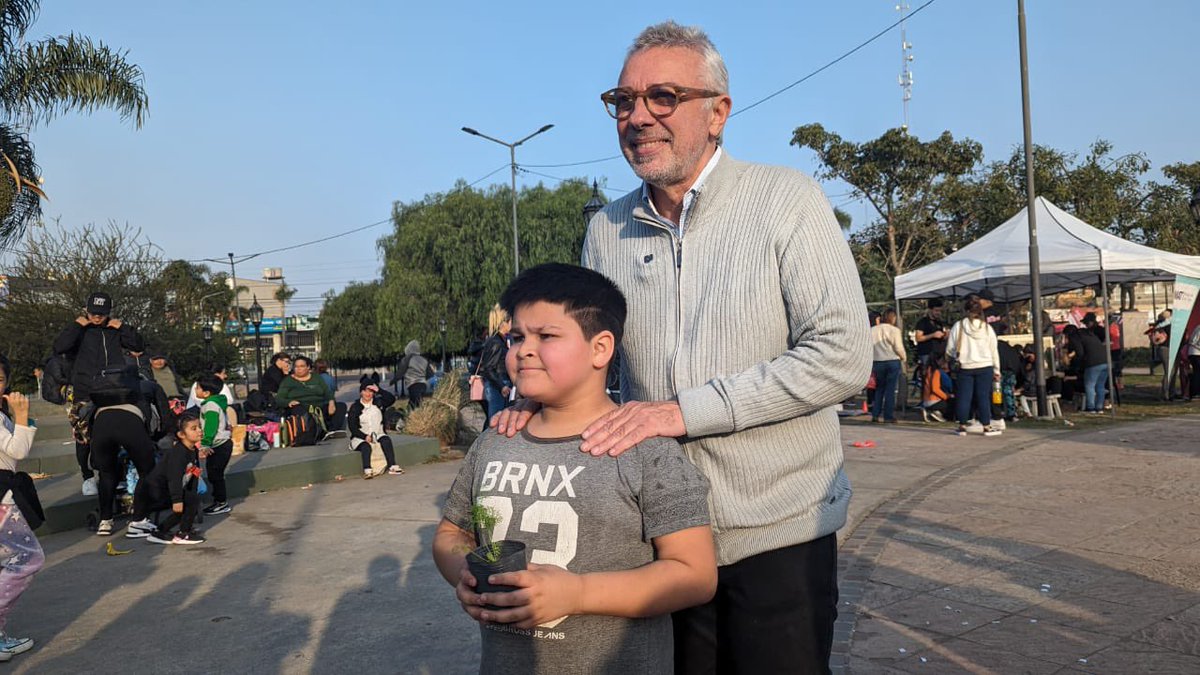 ZamoraJulio's tweet photo. Me acerqué a Plaza El Talar, dónde junto a niños y niñas del distrito, dimos comienzo a los festejos del Mes de las Infancias. ¡Gracias a todos los que se acercaron a pasar un hermoso momento y participar de diferentes juegos! 🙌🏻❤️ 
#TigreEsMiVida #MeQuedoAquí https://t.co/aIzn59UWtj