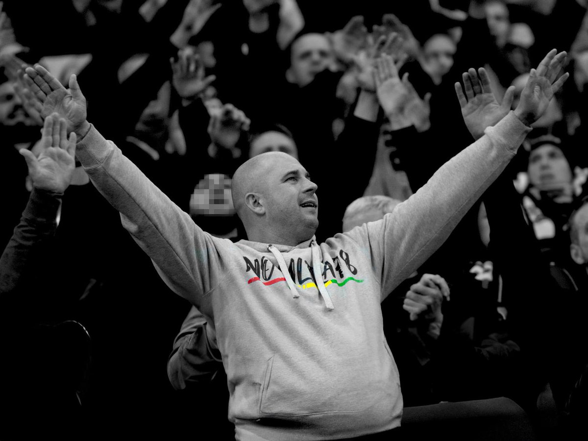 Łukasz (40) - pseudokibic BKS Stali Bielsko-Biała, zginął podczas bójki na stadionie w Radłowie pod Tarnowem. Mężczyzna zmarł po tym jak został zraniony lub sam zranił się racą.