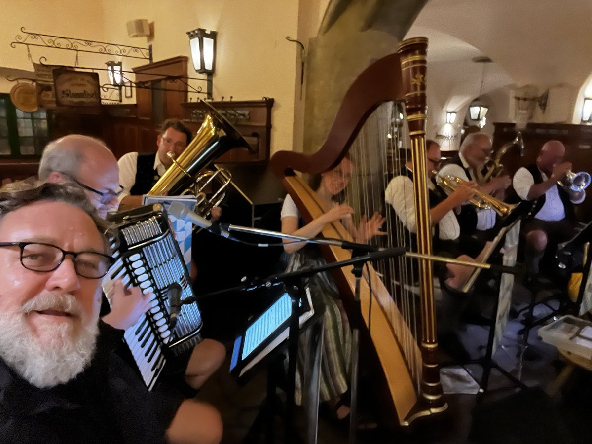 russellcrowe's tweet image. Kennst du den Akkordeonspieler oder sonst jemanden in dieser Band? Sie wollten ein Foto, aber ich musste gehen und sie waren mitten in Oompa. Ich versprach ihm, dass ich ihm das Foto bringen würde. Vielleicht können Sie mir bei der Lieferung helfen?