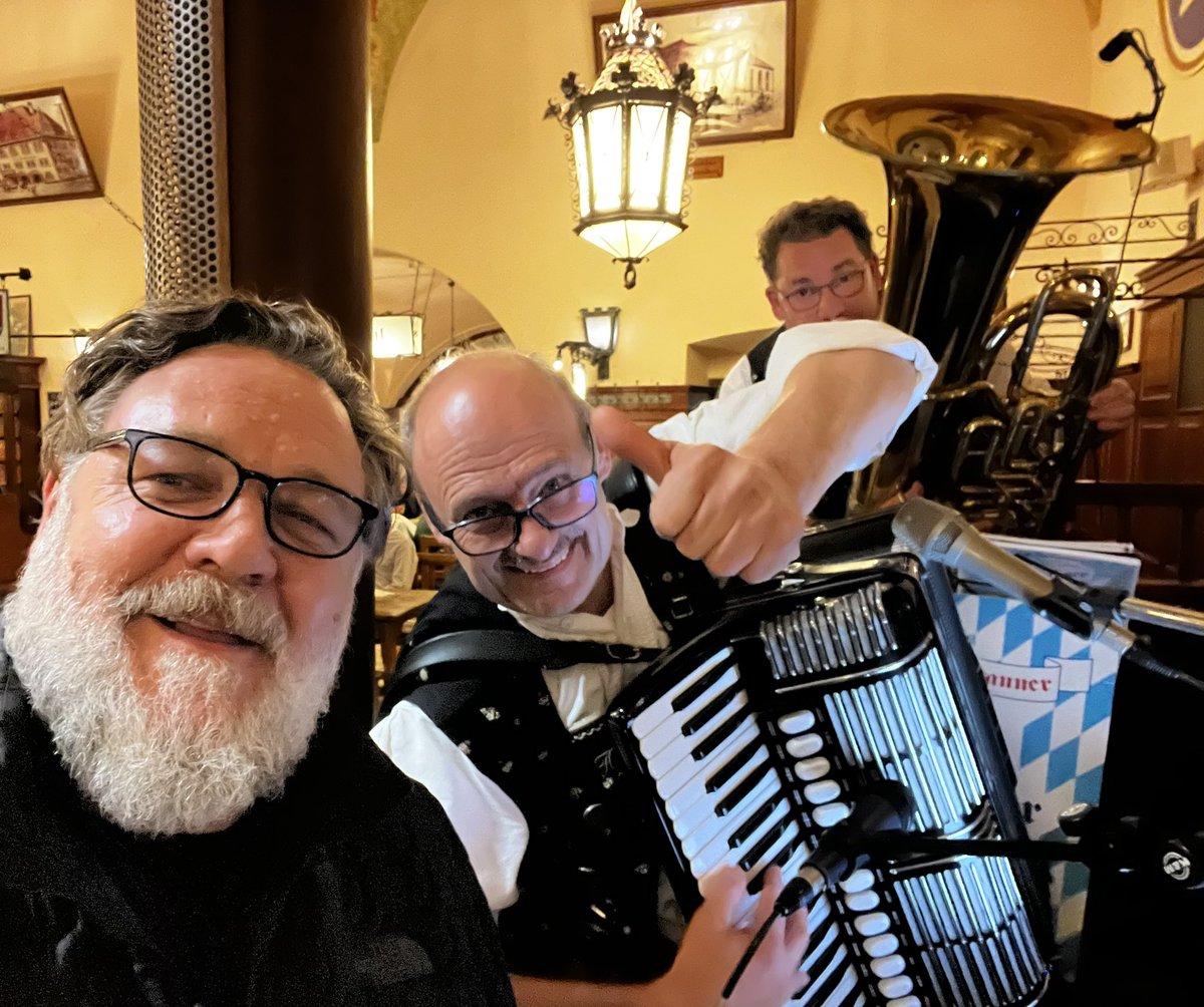 russellcrowe's tweet image. Kennst du den Akkordeonspieler oder sonst jemanden in dieser Band? Sie wollten ein Foto, aber ich musste gehen und sie waren mitten in Oompa. Ich versprach ihm, dass ich ihm das Foto bringen würde. Vielleicht können Sie mir bei der Lieferung helfen?