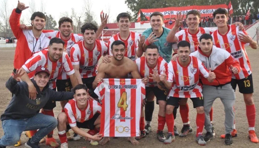 Deportivo1280's tweet photo. ATLÉTICO TRENQUE LAUQUEN CAMPEÓN DEL CLAUSURA 

#LTF ⚽️ A dos fechas del final del campeonato, el Indio gritó campeón tras la derrota de Barrio Alegre ante Progreso. 
Atlético Trenque Lauquen goleó ayer a Giat y con la caída del Celeste se coronó campeón del Torneo Clausura 2023. https://t.co/qDRmNWdPJx