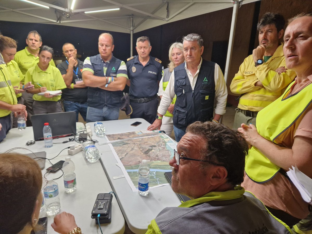 InteriorJunta's tweet photo. El comité de operaciones celebrado hace escasos minutos ha acordado, tras la evolución favorable del #IFPuertoReal, declarar el incendio como estabilizado y disminuir el nivel del plan de emergencia a cero. https://t.co/MAIqaUGBvp