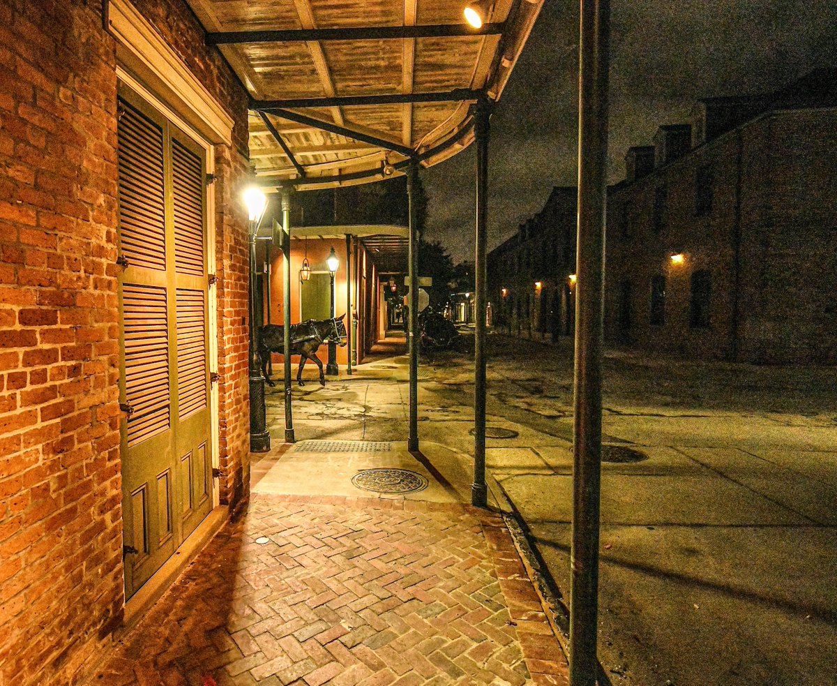 Night in the quarter, Governor Nicholls at Chartres, New Orleans