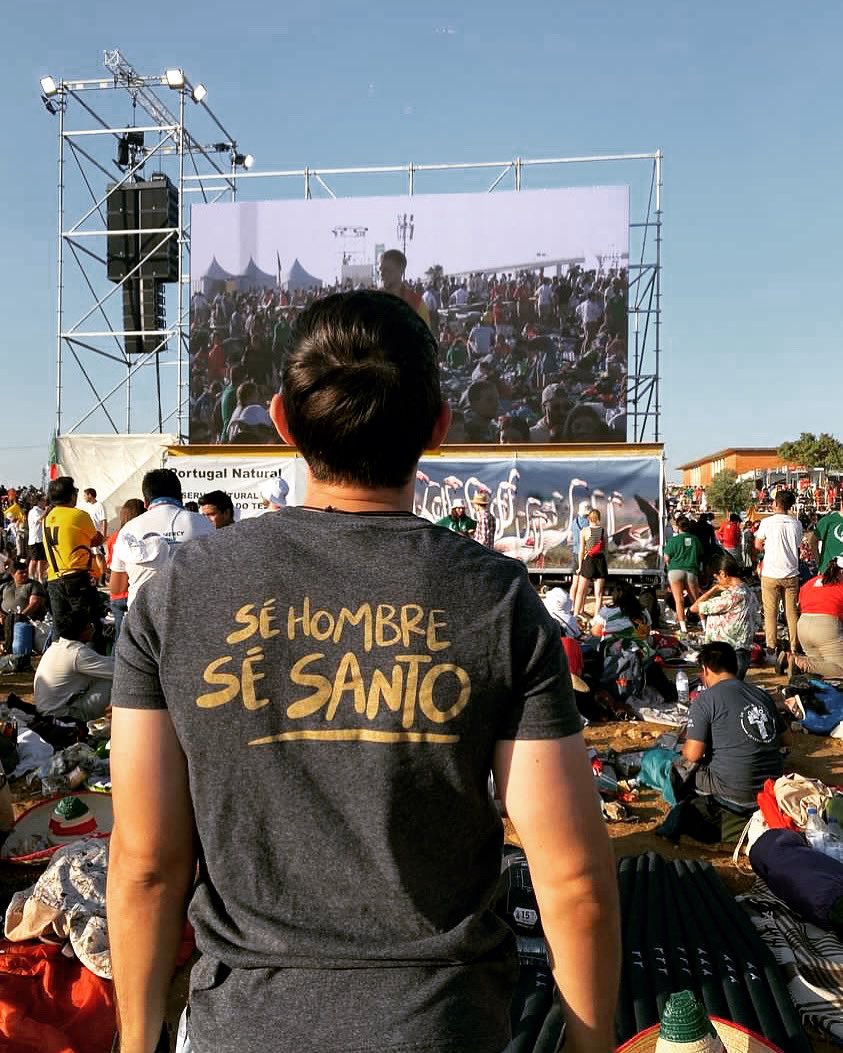 Se_hombre09's tweet photo. Nuestro brother Jorge con la camiseta del Apostolado, en la JMJ. 

Entre más santo, más hombre 💪🏻👊🏻 https://t.co/J2gA3rPMXq