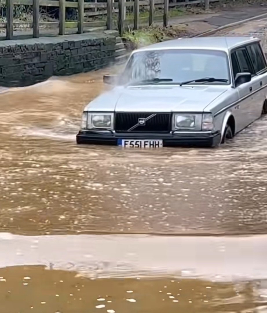 lawen4cer's tweet photo. Auf Tiktok gibt es gerade hunderte Videos wie Menschen ihre Autos sehenden Auges in überschwemmte Bereiche steuern und dann mit Motorschaden liegen bleiben https://t.co/6bObCnFotU