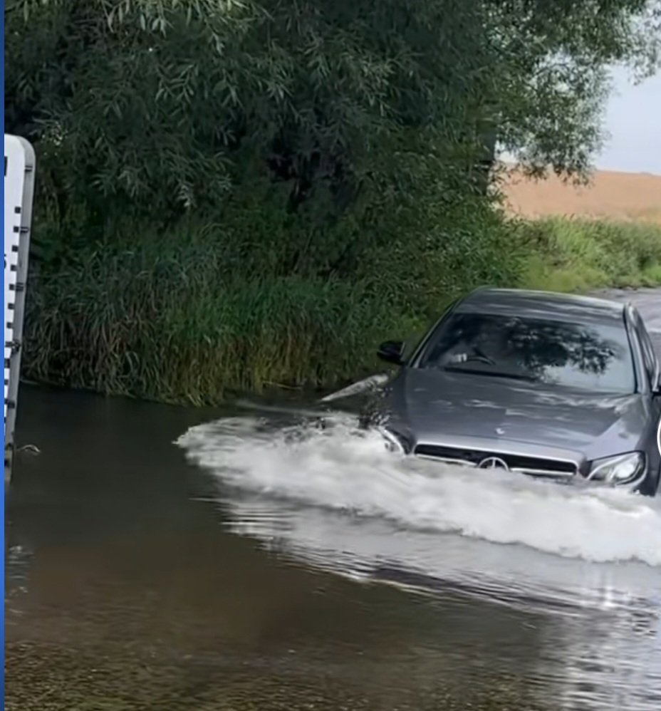 lawen4cer's tweet photo. Auf Tiktok gibt es gerade hunderte Videos wie Menschen ihre Autos sehenden Auges in überschwemmte Bereiche steuern und dann mit Motorschaden liegen bleiben https://t.co/6bObCnFotU
