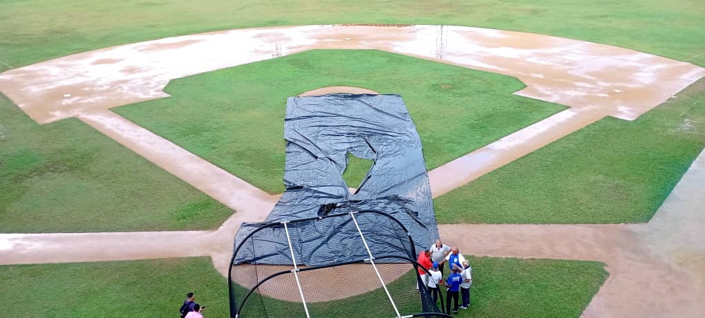 <a href="/GuilleRebelde/">Guillermo Rodríguez Gato</a> nos informa desde el estadio Julio A. Mella, que si el terreno está listo antes de la 9:00 pm, se juega hoy el 2do juego de la final entre <a href="/EquipoTunero/">Leñadores de Las Tunas</a> y <a href="/LeonesdeIND/">Leones de Industriales</a> Ahora mismo la lluvia tiene así el terreno, según el lente de Ricardo López Hevia