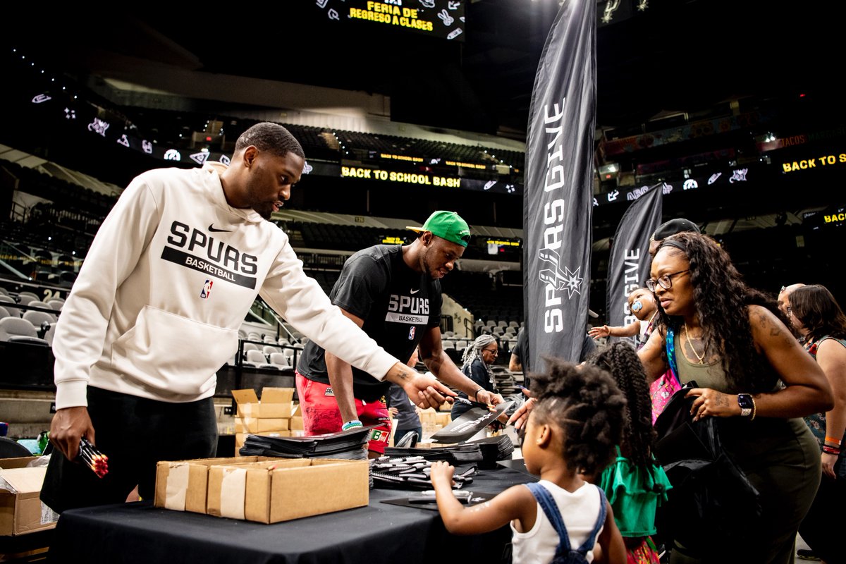 spurs's tweet photo. Ready for the new year πβοΈπ
Blake, Malaki, Julian and Charles stopped by the annual Back to School Bash yesterday to help pass out school supplies to our local teachers and students! π€π€
#SpursWay https://t.co/5c1gLANthS