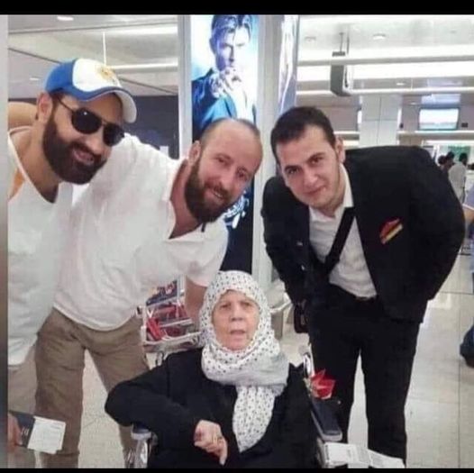 Üşenmeden okur iseniz pişman olmazsınız ..

1978 yılında Balıkesir İstasyonunda elinde bir torba, garip kıyafetli yaşlı bir ihtiyar iner. 
İstasyon önündeki taksilerden birine sorar: - “Oğlum, beni Üçpınar köyüne götürü müsün?
- “Götürem amca, bin arabaya!”
Şoför oraya doğru