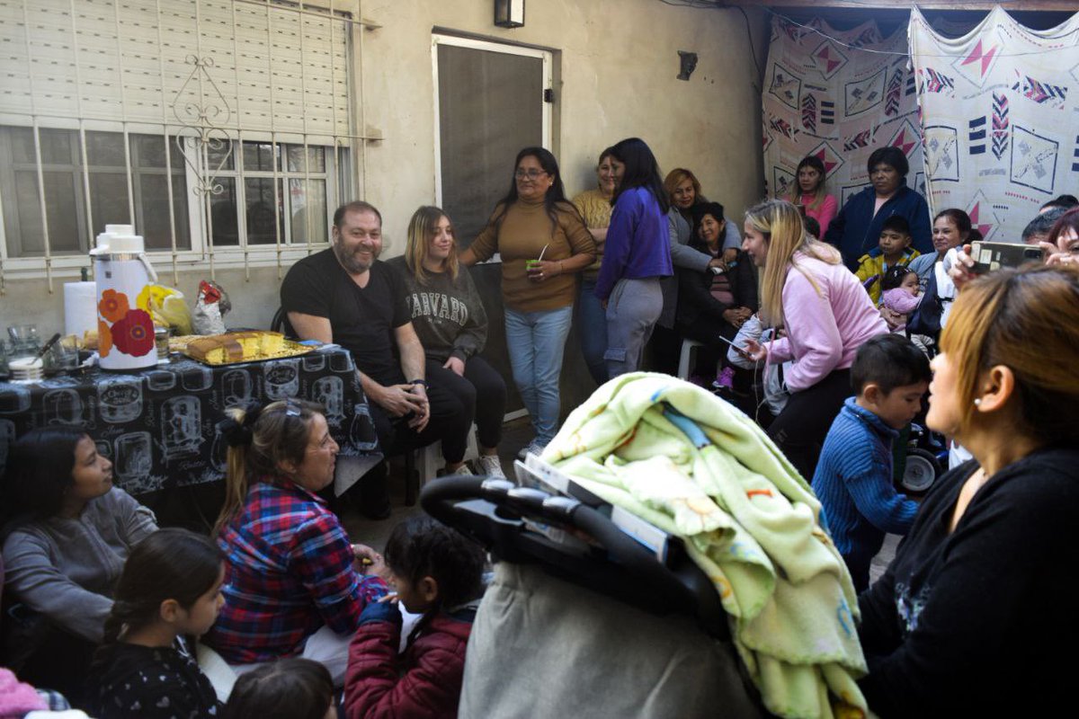 juanjo_castro's tweet photo. Reunión vecinal

Hoy domingo me reuní con los vecinos del barrio Obligado para contarles mis propuestas como precandidato a Intendente de San Miguel.
Gracias por abrirme las puertas y escucharme.
Vamos juntos hacia un San miguel mejor!
#lista2 #celesteyblanca #unionporlapatria https://t.co/0dv1Eb4h3o