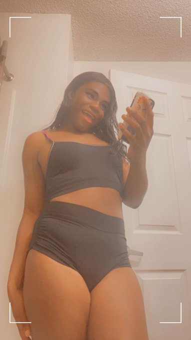 Photoshoot for a project with my bestie 🤩music 🖤📢🎶🎵🎶 debut? https://t.co/ExHYHDncev<a href="/tag/dickeysbarbecue"class="tags"><span>#dickeysbarbecue</span></a>