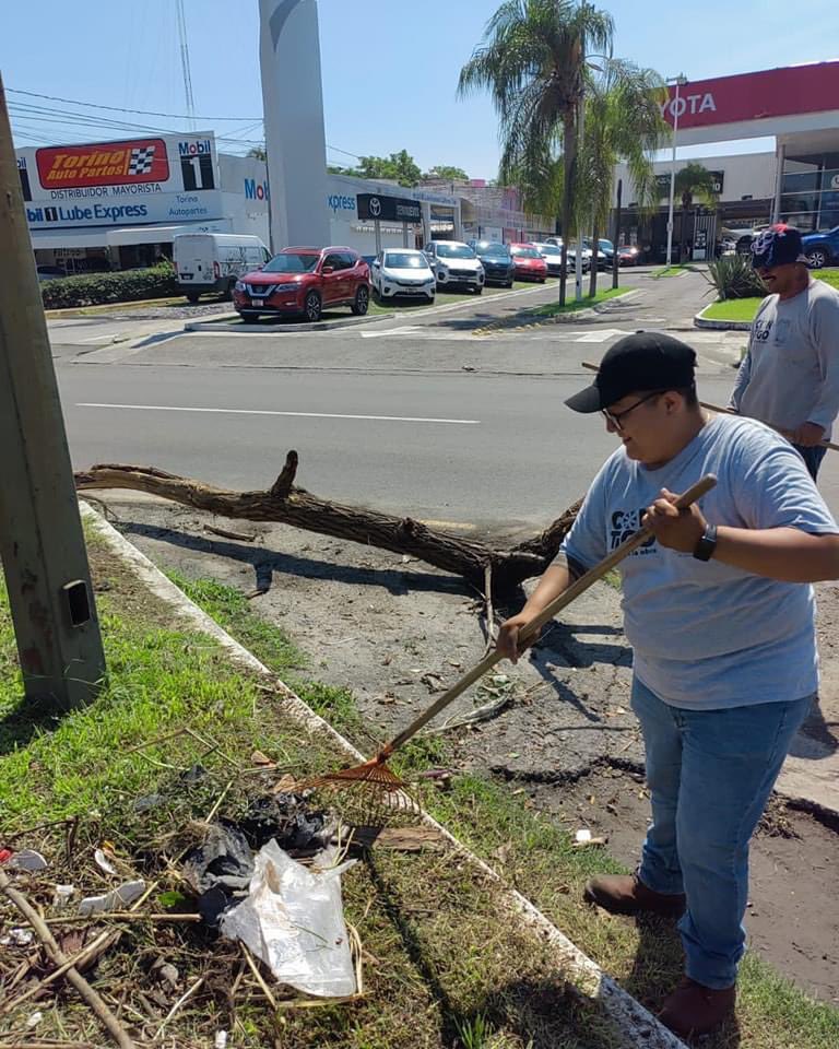ColimaMunicipio's tweet photo. ¡#TusImpuestosTrabajando para tener el #ColimaLimpio que mereces!
Así pusimos #ManosALaObra en el camellón del boulevard Carlos de la Madrid. https://t.co/XfMvIJXk5M