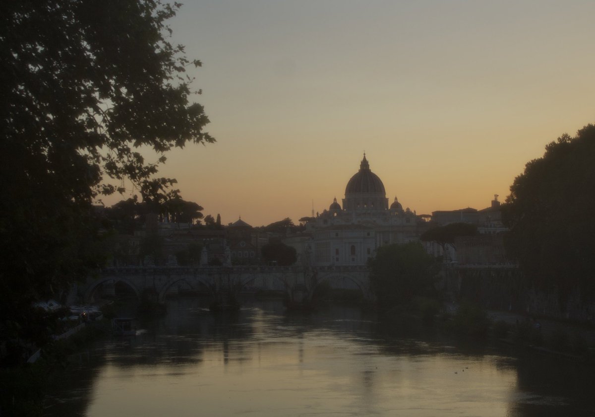 smilingtomatoo's tweet photo. io penso che non mi abituerò mai al fatto che vivo a roma boooh vabbé comunque oggi barbie fotografa!! https://t.co/FKhL5PPdTY