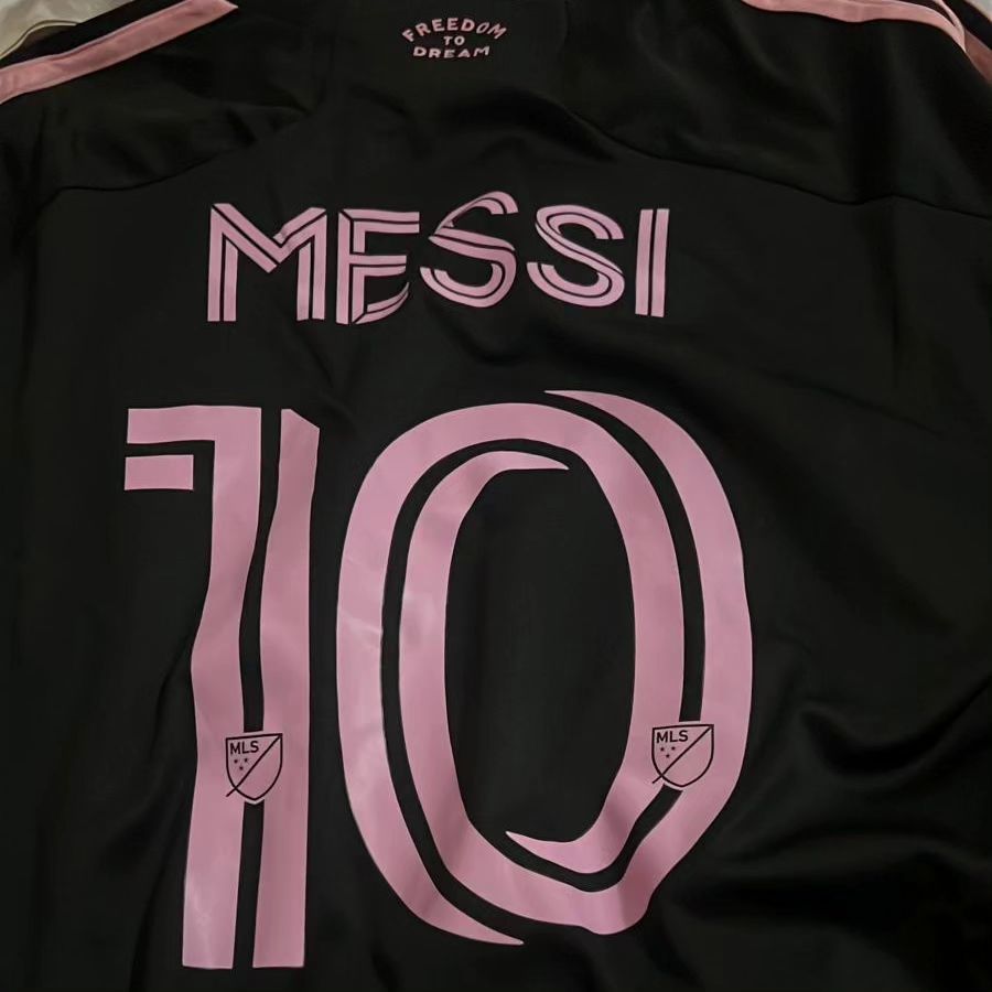 blanco_jujo's tweet photo. Ya no gasto más dinero 🤑, por este mes suficiente dinero gastado en #messi, aunque las medias molaria tenerlo, a ver si algún cliente se anima y me lo regala https://t.co/SUEcIAZo30