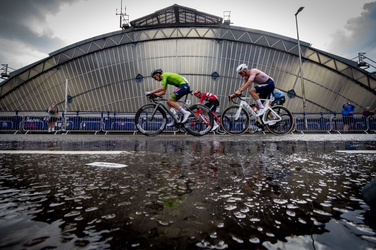 ChappellsPaul's tweet photo. Matthieu Van der Poel powers up Montrose street on his final lap of Glasgow city centre on the way to victory in the World championships. #MVDP #UCI #GlasgowScotland2023 #montrosestreet https://t.co/dpGSPQl7SZ