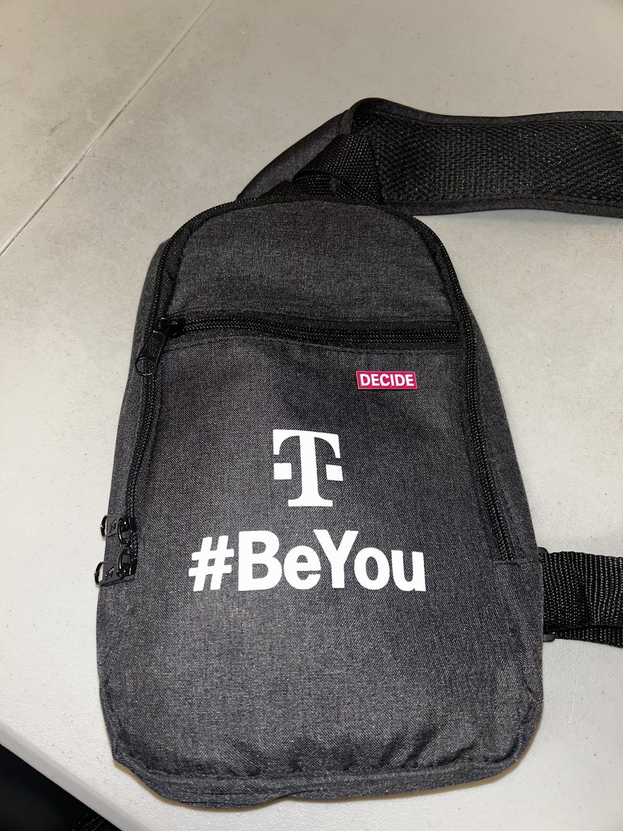 sashaelainev's tweet photo. Back in my store with my new swaggg ❤️‍🔥 #BeYou #BeMagenta https://t.co/guVEvprgCY