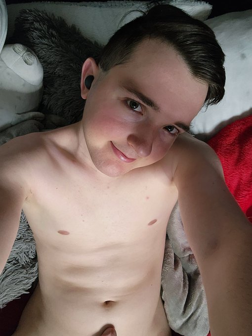 Hey guys I'm now live on chaturbate xtylercam69 https://t.co/GTosvpFBDL