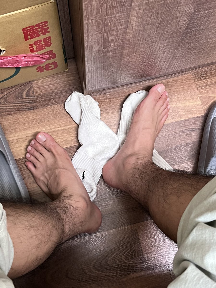 早安🥱
#腳控 #白襪