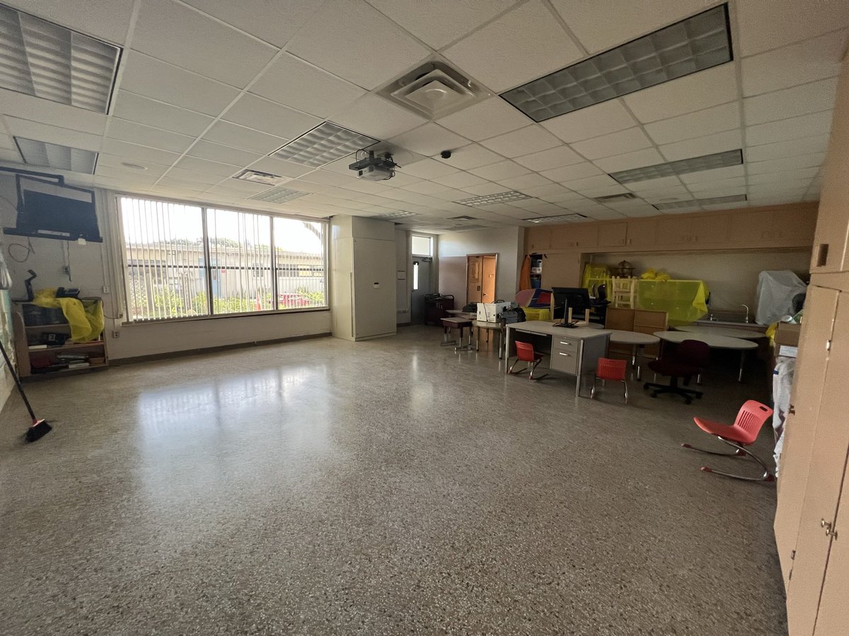 Been busy setting up my room!  I’m always shocked when I walk in to see what awaits me 😵‍💫.

💫 amazon.com/hz/wishlist/ls…

#clearthelist2023 #teacherlife #BacktoSchool2023 #classroom #AdoptATeacher #clearthelist #support