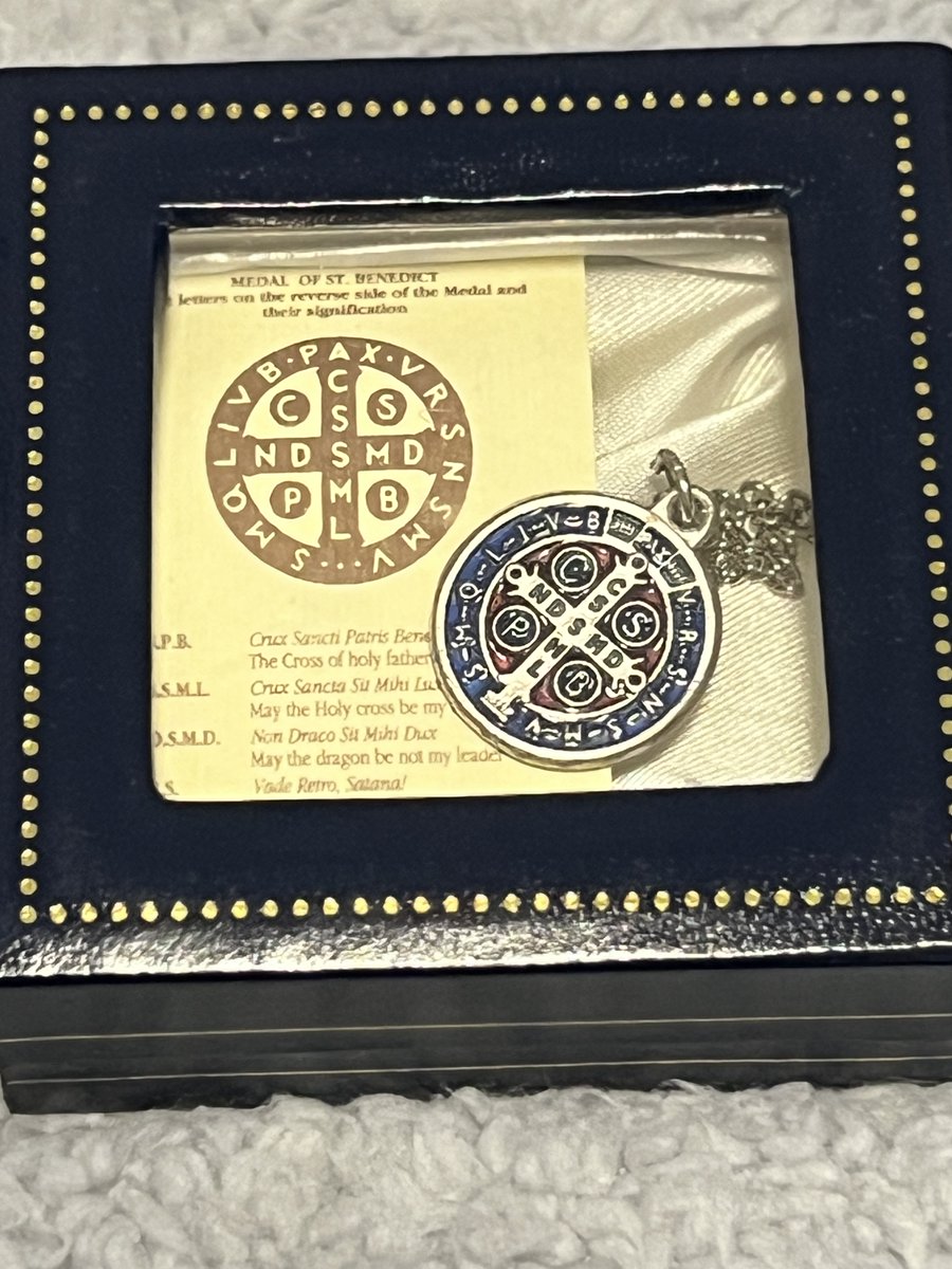 NEW Catholic #StBenedict Medal Pendant Red Blue Enamel 20' Chain UNISEX Italy w/ Box #catholic #catholicsaints #saints #ebayfinds #Italian #Gifts #CatholicMedals #SaintBenedict #ebayfindfs #giftideas #religiousgifts #catholicgifts ebay.com/itm/2663623354… #eBay via @eBay