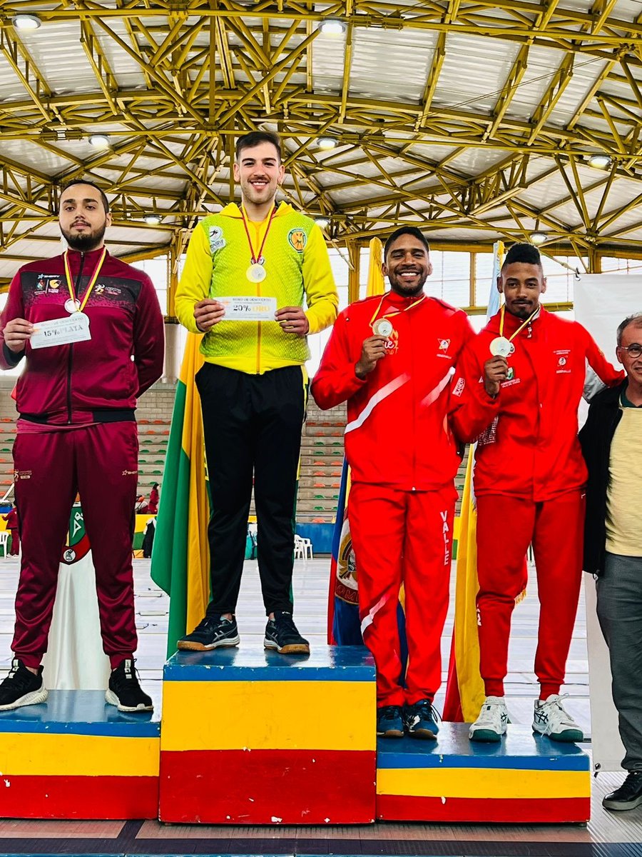 rusbelfranco's tweet photo. Venciendo a rivales del Tolima,Valle, Cundinamarca,el deportista Manizaleño Kevin Restrepo,quedó campeón en el torneo nacional  de esgrima,en la categoría mayores espada.Resultado que lo ubica en el primer lugar del ranking nacional.Le ganó a  rivales de los juegos nacionales. https://t.co/hPXP6cQf73