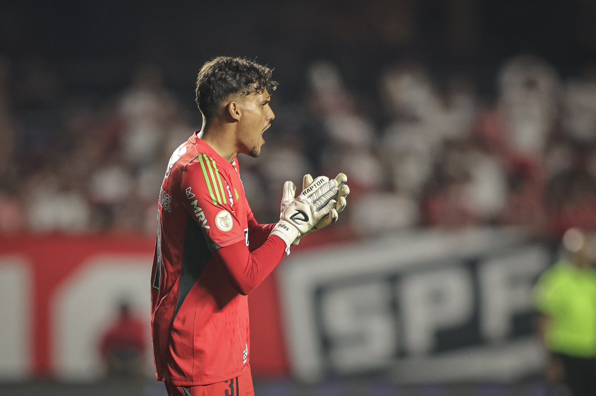 CentralDoCAM's tweet photo. "Estava desde 2021 sem jogar. O trabalho é muito bom com os preparadores. Está aí o resultado. O que acontece no treino, acontece no jogo. Fiz uma defesa de reflexo, de reação, e em seguida saiu o nosso gol.”

🎙️ Matheus Mendes.
📸 Pedro Souza/Atlético-MG https://t.co/dxI66pTfSk
