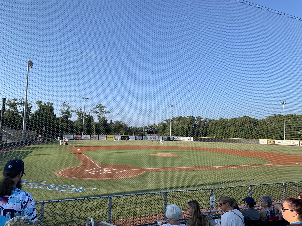 SamAnderson_21's tweet photo. Section 116 is here. #GoSharks #BeatMorehead 🦈🦈 https://t.co/3uHNXHzmng