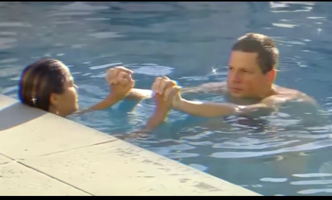 A gente não precisa 'ta colado pra 'ta junto
Os nossos corpos se conversam por horas e horas
Sem palavras 'tão dizendo a todo instante um pro outro
O quanto se adoram

Compositores Thiago Servo e Luan