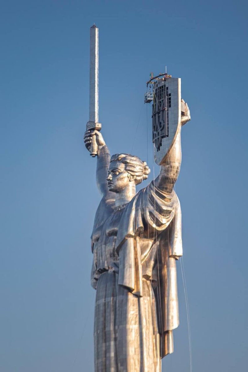 nexta_tv's tweet photo. Monument "Motherland", which holds a shield with the coat of arms of Ukraine in the rays of sunset. https://t.co/BakOz677tX