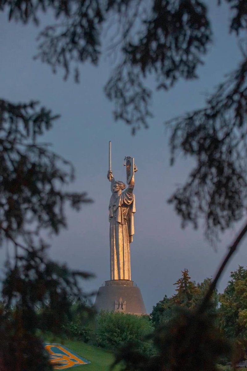 nexta_tv's tweet photo. Monument "Motherland", which holds a shield with the coat of arms of Ukraine in the rays of sunset. https://t.co/BakOz677tX