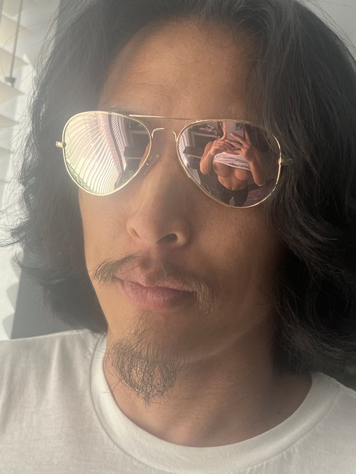 Just wanted to show everyone my cool glasses https://t.co/EUY51lkAGG