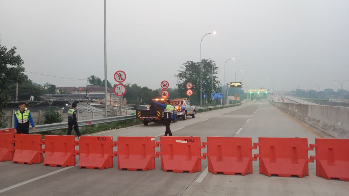 #TolCijagoDepok On ramp Kukusan3 sementara ditutup (06:00 WIB), dan akan dibuka kembali (11:00 WIB) setiap harinya. Bagi pengguna jalan diharapkan agar menyesuaikan waktunya. Jaga jarak aman kendaran, dan semoga selamat sampai tujuan...