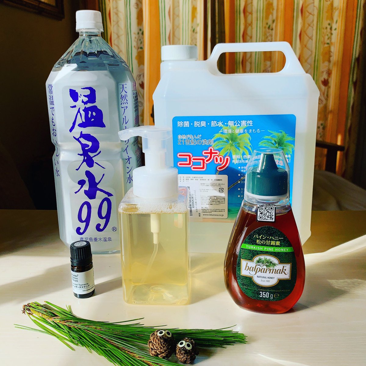 omatsu_club's tweet photo. 松はちみつ手作りシャンプー🌲🍯🧴🛀✨✨

松オイルでマッサージした後に、松はちみつシャンプーを使っています✨✨
コンディショナーは使っていませんが、髪の毛がツヤツヤです🤩✨✨
無添加で髪にも頭皮に優しい🩷
松はちみつシャンプーのレシピはコメント欄に🧴✨✨ https://t.co/QRjB1FYUlr